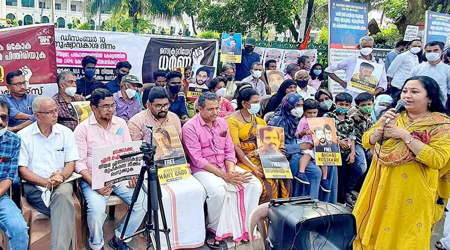 മനുഷ്യാവകാശ ദിനത്തിൽ സെക്രട്ടേറിയറ്റിന് മുന്നിൽ സമരപ്രളയം മനുഷ്യാവകാശ ദിനത്തിൽ സെക്രട്ടേറിയറ്റിന് മുന്നിൽ സമരപ്രളയം