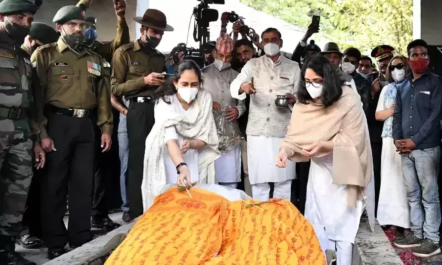 ബിപിൻ റാവത്തിന്റെയും ഭാര്യയുടെയും ചിതാഭസ്മം ഗംഗയിൽ ഒഴുക്കി ബിപിൻ റാവത്തിന്റെയും ഭാര്യയുടെയും ചിതാഭസ്മം ഗംഗയിൽ ഒഴുക്കി