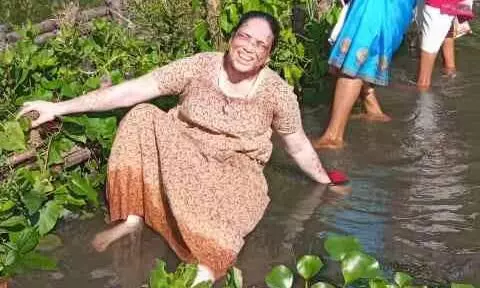 പലകയ്യില്ലാത്ത പത്താഴം; യാത്രകാർ വെള്ളത്തിൽ വീഴുന്നു പലകയ്യില്ലാത്ത പത്താഴം; യാത്രകാർ വെള്ളത്തിൽ വീഴുന്നു