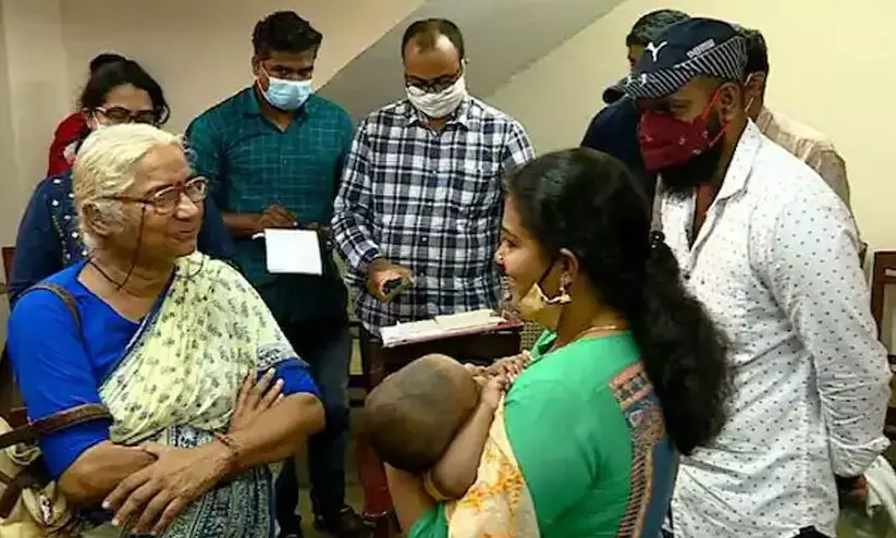 ദത്ത്​ വിവാദം: അനുപമയെ കണ്ട്​ പിന്തുണയറിയിച്ച്​ മേധ