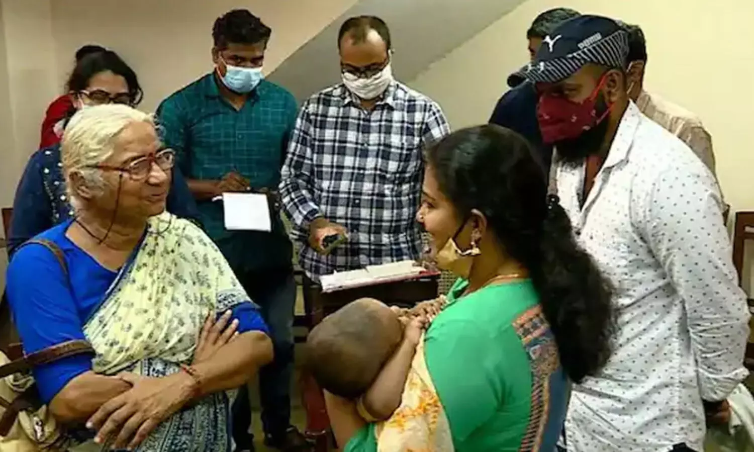 ദത്ത്​ വിവാദം: അനുപമയെ കണ്ട്​ പിന്തുണയറിയിച്ച്​ മേധ