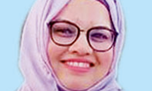 എ​ല്ലാ​യി​ട​ത്തും ഒ​ന്നാ​മ​താ​യി, അ​വ​ൾ നേ​ര​ത്തേ മ​ട​ങ്ങി