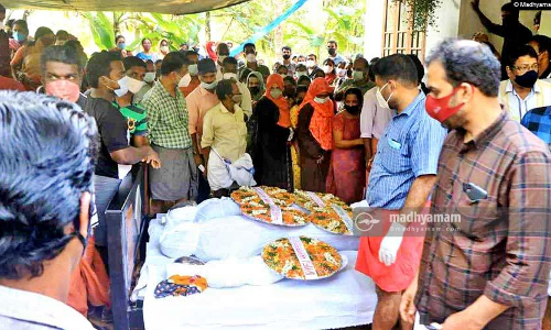 ദേ​ഹ​മാ​സ​ക​ലം പൊ​ള്ള​ലേ​റ്റ് പി​ട​യു​മ്പോ​ഴും പ്രിയ പറഞ്ഞു -  ഞങ്ങളെ രക്ഷിക്കരുത്... പ്രകാശേട്ട​െൻറ അടുത്തെത്തണം
