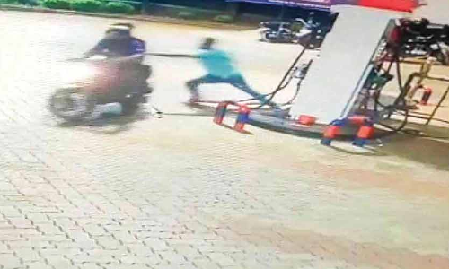 പെട്രോൾ പമ്പിൽ ബൈക്കിലെത്തിയ സംഘം ജീവനക്കാരനിൽനിന്ന് അരലക്ഷം കവർന്നു