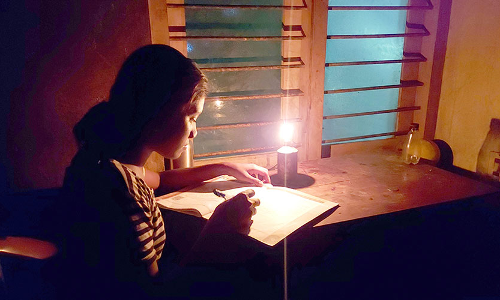 ജീ​വി​ത​ദു​രി​ത​ത്തി​െൻറ ഇ​രു​ളി​ൽ വി​ധി​യോ​ട്​ മ​ല്ലി​ട്ട്​ 10ാം ക്ലാ​സു​കാ​രി