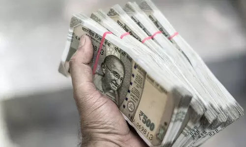 രൂപ വീണ്ടും താഴെ; പണം അയച്ച്​ പ്രവാസികൾ