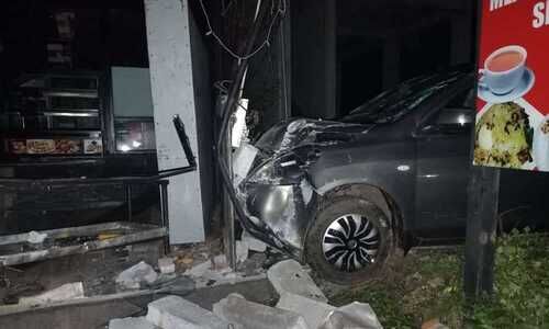 നിയന്ത്രണം വിട്ട കാർ ബൈക്ക് യാത്രക്കാരെ ഇടിച്ച് തെറിപ്പിച്ച് കടയിലേക്ക് കയറി