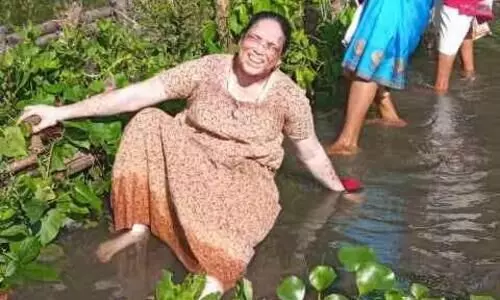 പലകയ്യില്ലാത്ത പത്താഴം; യാത്രകാർ  വെള്ളത്തിൽ വീഴുന്നു