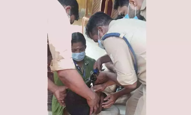 തല പാത്രത്തിൽ കുടുങ്ങി; ബാലനെ ഫയർഫോഴ്സ് രക്ഷിച്ചു തല പാത്രത്തിൽ കുടുങ്ങി; ബാലനെ ഫയർഫോഴ്സ് രക്ഷിച്ചു