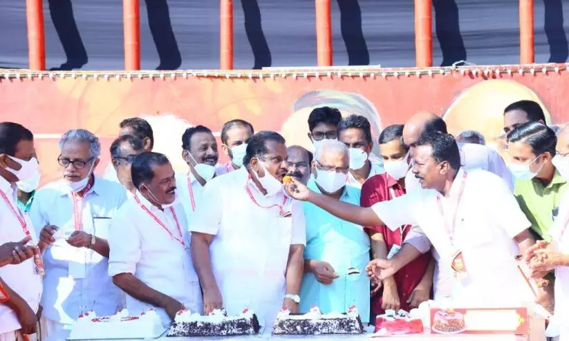 കർഷകസമര വിജയം കേക്ക് മുറിച്ച് ആഘോഷിച്ച് സി.പി.എം കർഷകസമര വിജയം കേക്ക് മുറിച്ച് ആഘോഷിച്ച് സി.പി.എം