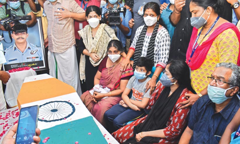 പ്ര​ദീ​പ് ഇ​നി ജ്വ​ലി​ക്കു​ന്ന ഒാ​ർ​മ; യാ​ത്ര​യി​ലു​ട​നീ​ളം ആ​ദ​രാ​ഞ്ജ​ലി അ​ര്‍പ്പി​ച്ച് ജ​ന​ക്കൂ​ട്ടം