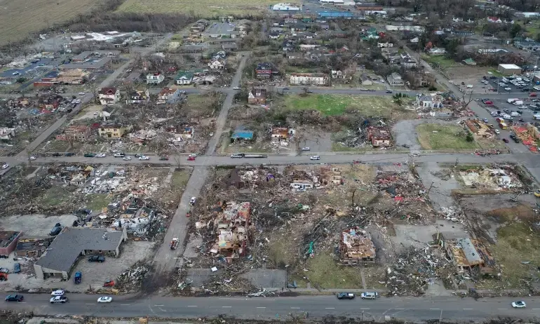 യു.എസിൽ വൻ നാശം വിതച്ച് ചുഴലി; 100ലധികം മരണം യു.എസിൽ വൻ നാശം വിതച്ച് ചുഴലി; 100ലധികം മരണം