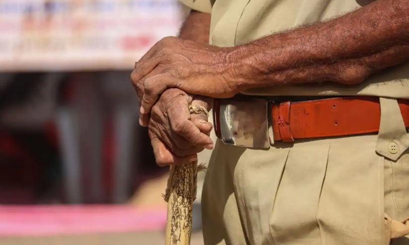 Four Cops Removed from Field Duty for Spitting Tobacco on Walls of Police Station