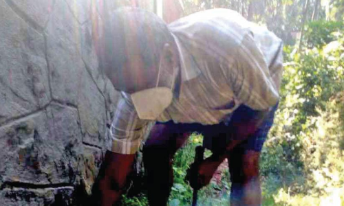 അധികൃതർ കൈയൊഴിഞ്ഞ പൊതുവഴി നന്നാക്കി ഭിന്നശേഷിക്കാരൻ