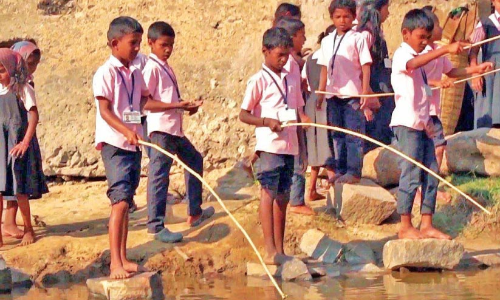 ചൂണ്ടയുമായി സ്​കൂളിലേക്ക്​ വരൂ... മീൻപിടിച്ച്​ മാർക്കുനേടാം