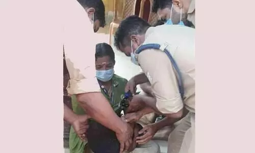 തല പാത്രത്തിൽ കുടുങ്ങി; ബാലനെ ഫയർഫോഴ്സ് രക്ഷിച്ചു തല പാത്രത്തിൽ കുടുങ്ങി; ബാലനെ ഫയർഫോഴ്സ് രക്ഷിച്ചു