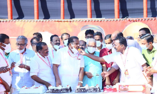 കർഷകസമര വിജയം കേക്ക്​ മുറിച്ച്​ ആഘോഷിച്ച്​ സി.പി.എം