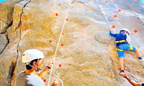 സാ​ഹ​സി​ക യാ​ത്രി​ക​രെ മാ​ടി​വി​ളി​ച്ച്​ ക്ലൈം​ബി​ങ്​ മ​തി​ൽ