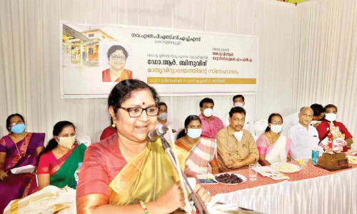 ആ​ദ്യ​ക്ഷ​രം കു​റി​ച്ച വി​ദ്യാ​ല​യ​ത്തി​ലെ ഓ​ർ​മ​ക​ളി​ൽ വി​തു​മ്പി മ​ന്ത്രി ബി​ന്ദു