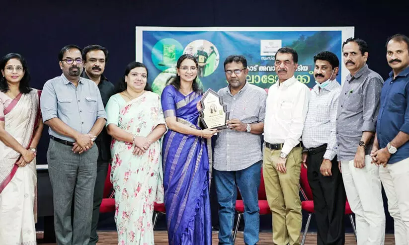 ചെ​റു​കാ​ട് പു​ര​സ്​​കാ​ര ജേ​താ​വ്​ ഷീ​ലാ ടോ​മി​യെ അ​നു​മോ​ദി​ച്ചു