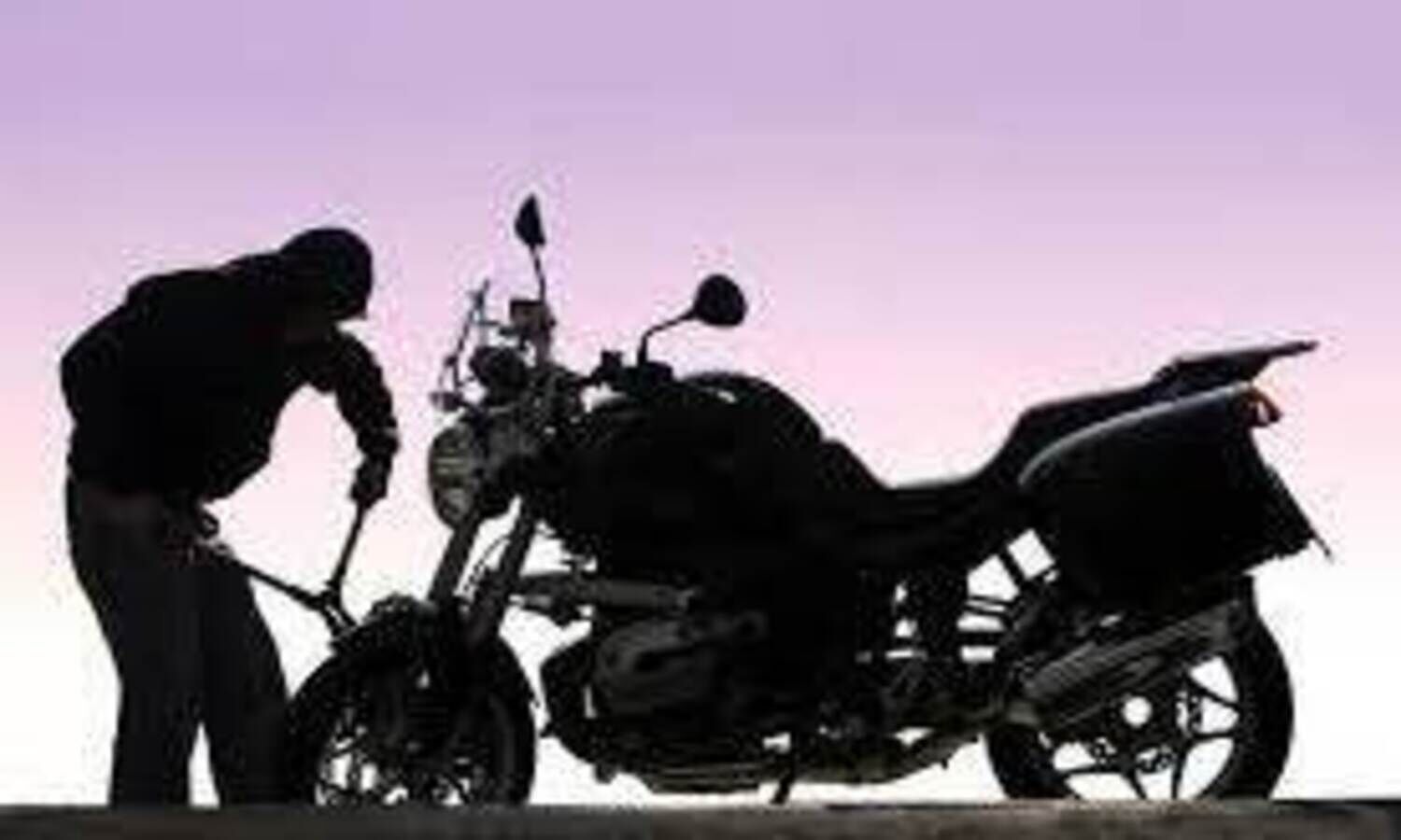 ബൈക്ക് മോഷ്‌ടിക്കാൻ ശ്രമിച്ചവരെ പൊലീസ് പിടികൂടി