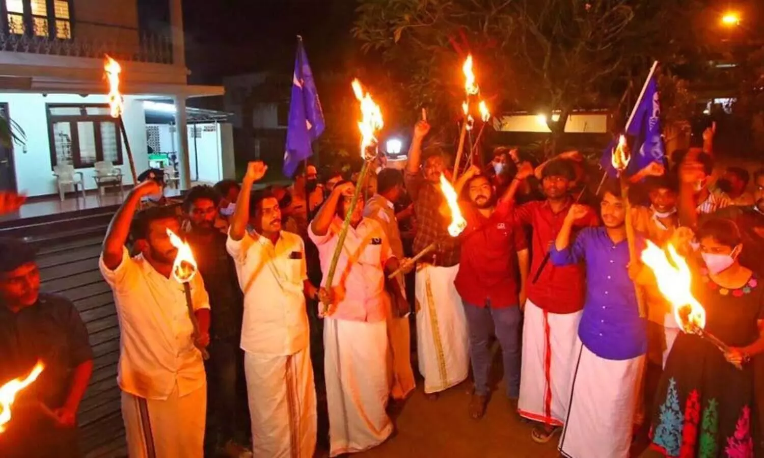തീപന്തവുമായി വി.സിയു​ടെ വസതിയിലേക്ക് കെ.എസ്.യു​ മാർച്ച്‌; വീട്ടിലേക്ക് ഇരച്ച് കയറാനുള്ള ശ്രമം പൊലീസ്​ തടഞ്ഞു