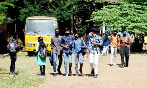 സ്കൂൾ ബസ് കട്ടപ്പുറത്ത്; വിദ്യാർഥികൾക്ക് യാത്രദുരിതം