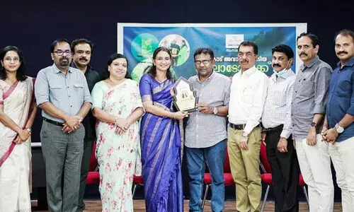 ചെ​റു​കാ​ട് പു​ര​സ്​​കാ​ര ജേ​താ​വ്​ ഷീ​ലാ ടോ​മി​യെ അ​നു​മോ​ദി​ച്ചു