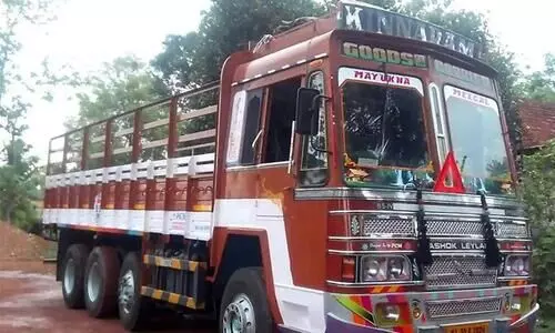 ലോറി ഡ്രൈവറേയും ക്ലീനറേയും ഗുണ്ടാസംഘം മർദ്ദിച്ചതായി പരാതി ലോറി ഡ്രൈവറേയും ക്ലീനറേയും ഗുണ്ടാസംഘം മർദ്ദിച്ചതായി പരാതി