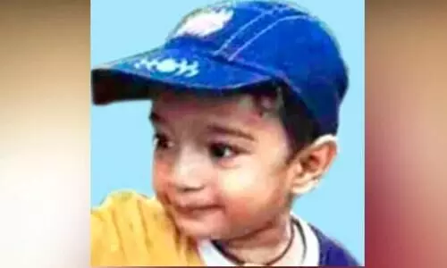 പിതാവ്​ ഓടിച്ച കാറിൽ നിന്ന്​ മുറ്റത്ത്​ തെ​റി​ച്ചു​വീ​ണ രണ്ടു വയസ്സുകാരൻ ടയർ കയറി​ മരിച്ചു