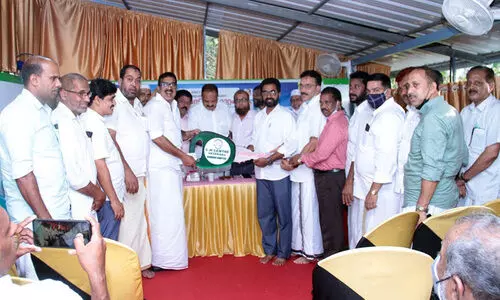 സി.​എ​ച്ച് സെൻററിന്​ ബൈ​ക്ക് കൈ​മാ​റി