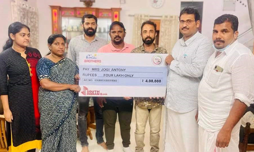 കേ​ര​ള ബ്ര​ദേ​ഴ്സ് ടാ​ക്​​സി നാ​ലു​ല​ക്ഷം ധ​ന​സ​ഹാ​യം കൈ​മാ​റി