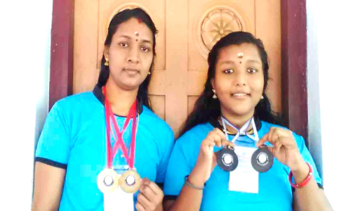 പഞ്ചഗുസ്തി മത്സരത്തിൽ സ്വർണമെഡൽ  നേടി അമ്മ, മകൾക്ക്​ വെങ്കലം