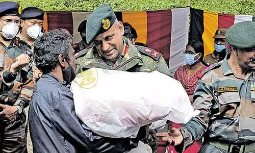 പുതപ്പ്​, എമർജൻസി ലൈറ്റ്​​, ഭക്ഷ്യ വസ്​തുക്കൾ.. രക്ഷകർക്ക്​ നന്ദിയുമായി നഞ്ചപ്പസത്രം കോളനിയിൽ സൈനികരെത്തി