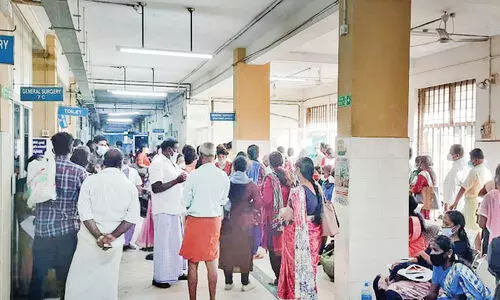 തൃ​ശൂ​ർ മെഡിക്കൽ കോളജിൽ മണിക്കൂറുകൾ വരി നിന്ന രോഗി തലചുറ്റി വീണു; രോഗികളെ വലച്ച്​ ഡോക്​ടർമാരുടെ സമരം