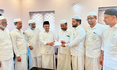 വി​ദ്യാ​ഭ്യാ​സ സ​ഹാ​യം കൈ​മാ​റി