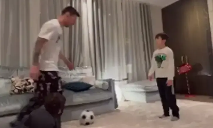 ലിവിങ്​ റൂമിൽ മക്കൾക്കൊപ്പം ഫുട്​ബാൾ കളിച്ച്​ മെസി
