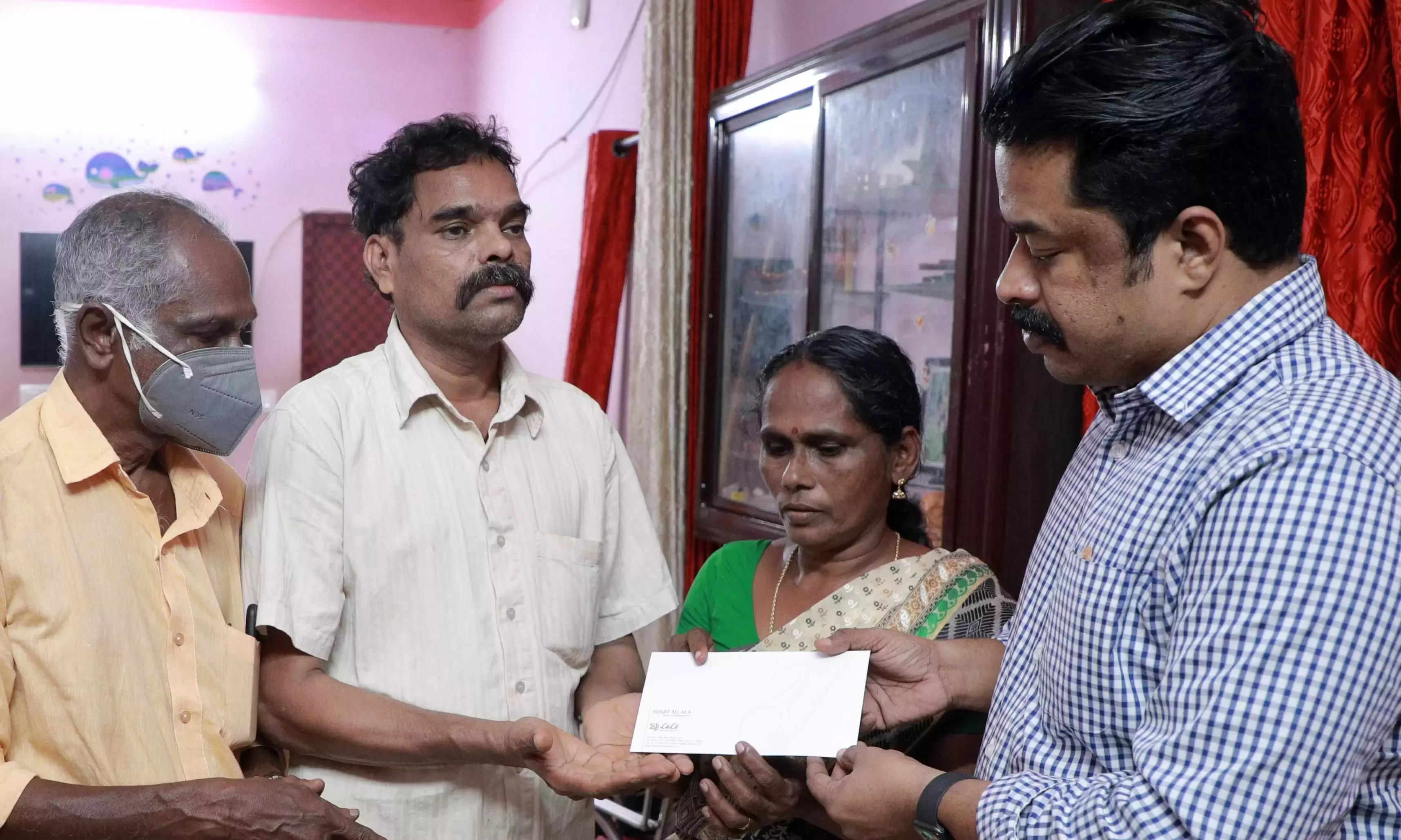 കാഴ്ചനഷ്ടപ്പെട്ട മുൻ ജീവനക്കാരനെ വീണ്ടും ചേർത്തുപിടിച്ച് എം.എ യൂസഫലി; 5 ലക്ഷം കൂടി കൈമാറി