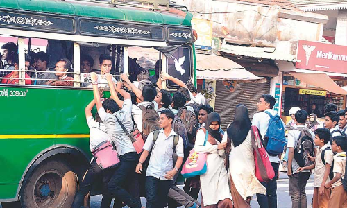വി​ദ്യാ​ർ​ഥി യാത്ര ഇളവ്​;വ​രു​മാ​നം ബാധകമാക്കിയേക്കും
