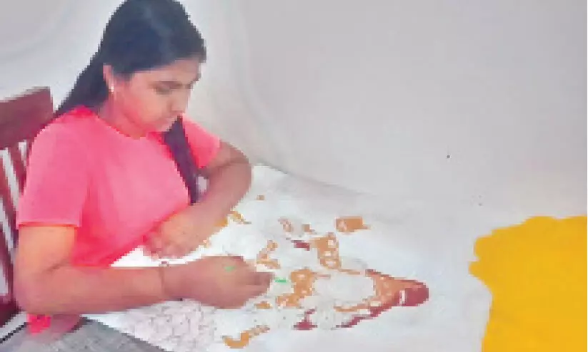 നിറക്കൂട്ടുകളിൽ വിസ്മയം തീർത്ത് ശിവന്യ നിറക്കൂട്ടുകളിൽ വിസ്മയം തീർത്ത് ശിവന്യ