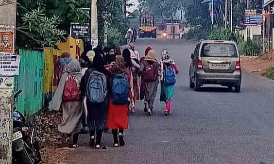 പെൺകുട്ടികളെ ബസിൽ നിന്ന് ഇറക്കിവിട്ടു പെൺകുട്ടികളെ ബസിൽ നിന്ന് ഇറക്കിവിട്ടു