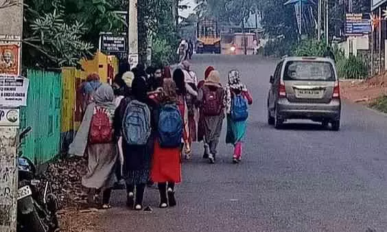 പെൺകുട്ടികളെ ബസിൽ നിന്ന് ഇറക്കിവിട്ടു