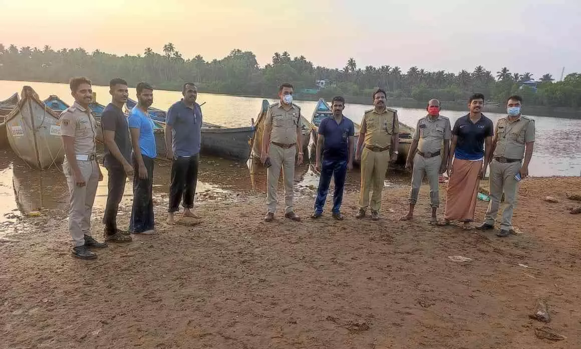 അനധികൃത മണൽ വാരൽ; പത്തു തോണികൾ പിടികൂടി