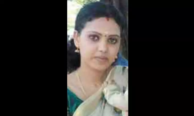 രണ്ടര വയസ്സുകാരനെ സാരിയിൽ കെട്ടിത്തൂക്കി വീട്ടമ്മ തൂങ്ങിമരിച്ചു; കുട്ടി അത്ഭുതകരമായി രക്ഷപ്പെട്ടു