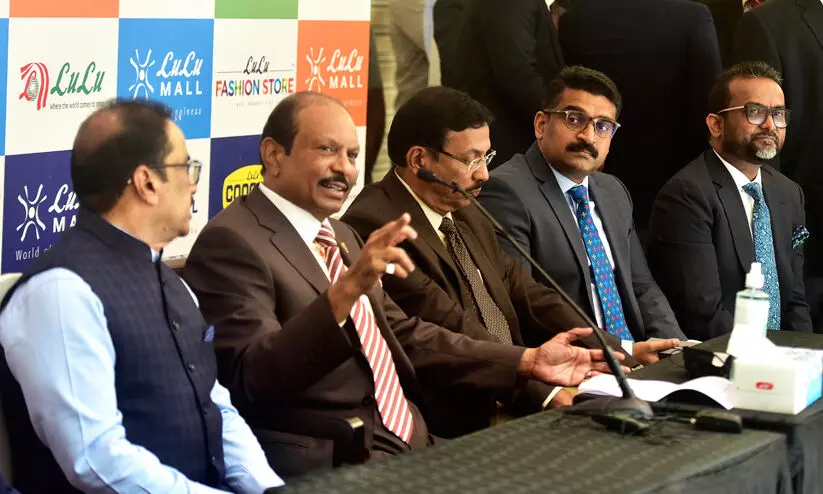 ലുലു ഗ്രൂപ് സി.എം.ഡി എം.എ. യൂസഫലി വാർത്തസമ്മേളനത്തിൽ സംസാരിക്കുന്നു ലുലു ഗ്രൂപ് സി.എം.ഡി എം.എ. യൂസഫലി വാർത്തസമ്മേളനത്തിൽ സംസാരിക്കുന്നു