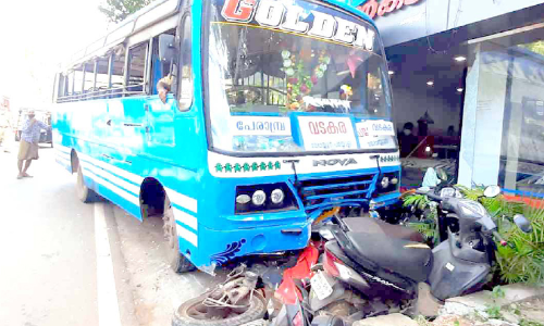 സ്വകാര്യബസ്​ കടയിലേക്ക് പാഞ്ഞുകയറി; മൂന്നുപേർക്ക് പരിക്ക്