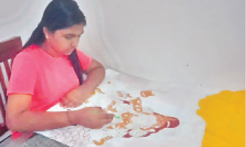 നിറക്കൂട്ടുകളിൽ വിസ്​മയം തീർത്ത്​ ശിവന്യ