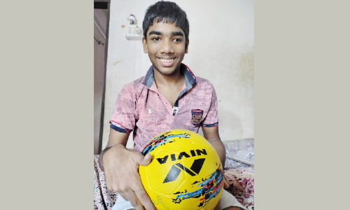 പൊതുപരിപാടിയിൽ ഭിന്നശേഷി വിദ്യാർഥി ഫുട്​ബാൾ ആവശ്യപ്പെട്ടു; വീട്ടിലെത്തിച്ച്​ മന്ത്രി ശി​വ​ൻ​കു​ട്ടി