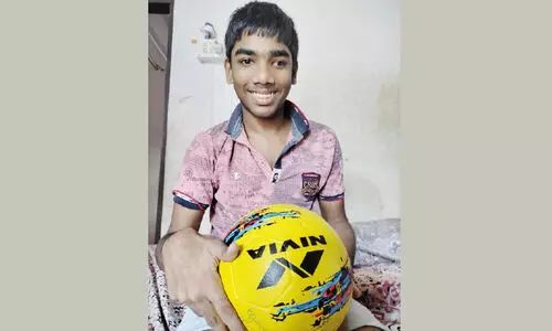 പൊതുപരിപാടിയിൽ ഭിന്നശേഷി വിദ്യാർഥി ഫുട്​ബാൾ ആവശ്യപ്പെട്ടു; വീട്ടിലെത്തിച്ച്​ മന്ത്രി ശി​വ​ൻ​കു​ട്ടി