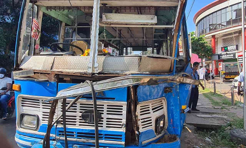 ആലുവയിൽ കെ.എസ്.ആർ.ടി.സി ബസിന് പിന്നിൽ സ്വകാര്യ ബസിടിച്ച് 14 പേർക്ക് പരിക്ക്